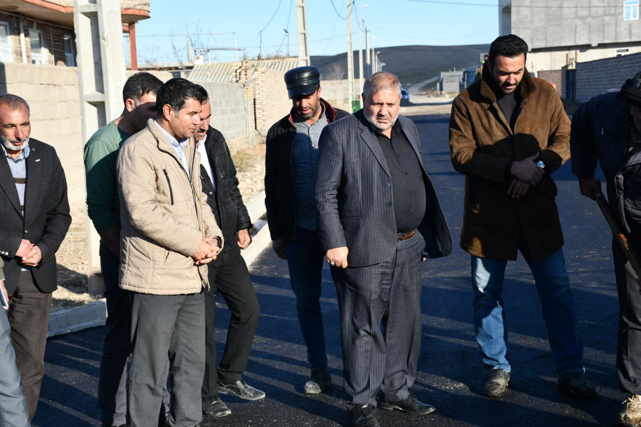بازدید نادر کاظمی فرماندار شهرستان ماکو از عملیات آسفالت ریزی شهرک خرمن یری از توابع بخش بازرگان در قالب طرح هادی توسط بنیاد مسکن شهرستان ماکو