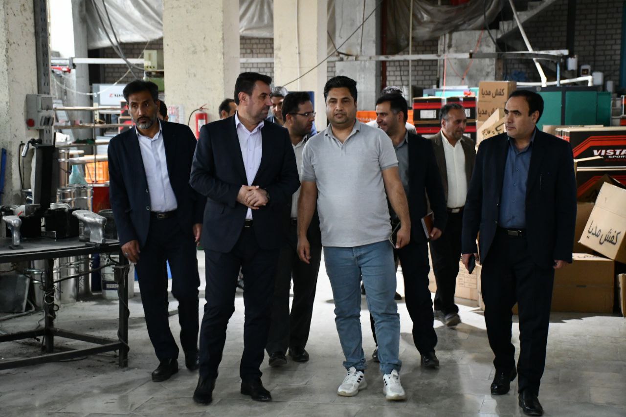 بازدید رامین موحدی فرماندار شهرستان ماکو از کارخانه ویستا آسان پوش ، تولید کننده کفش جهت بررسی مسائل و مشکلات
