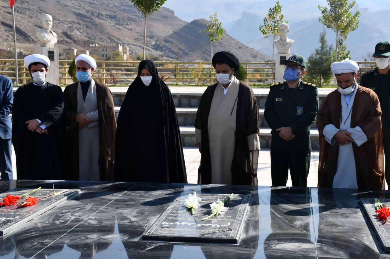 مراسم غبارروبی و گلباران مزار شهدای گمنام شهرستان ماکو به مناسبت هفته وحدت با حضور امام جمعه ، خانم قربانی سرپرست فرمانداری شهرستان ماکو ، مسئول دفتر نمایندگی ولی فقیه درامور اهل سنت و سایر مسئولین