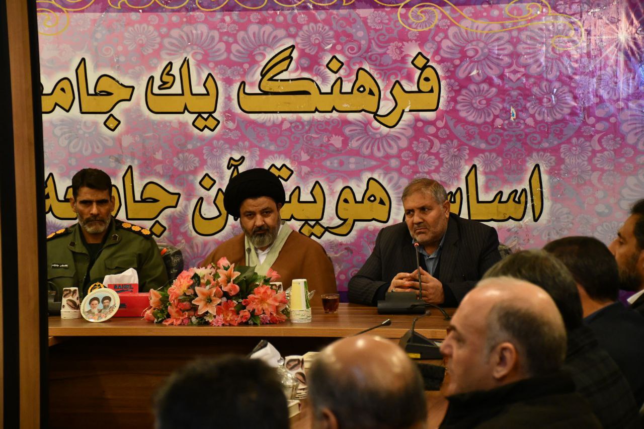 دیدار نادر کاظمی فرماندار شهرستان ماکو بهمراه فرماندهان نظامی و انتظامی و اعضای شورای اداری با  حجت الاسلام والمسلمین سید محمد هاشمی امام جمعه ماکو جهت تبریک دهه مبارک فجر