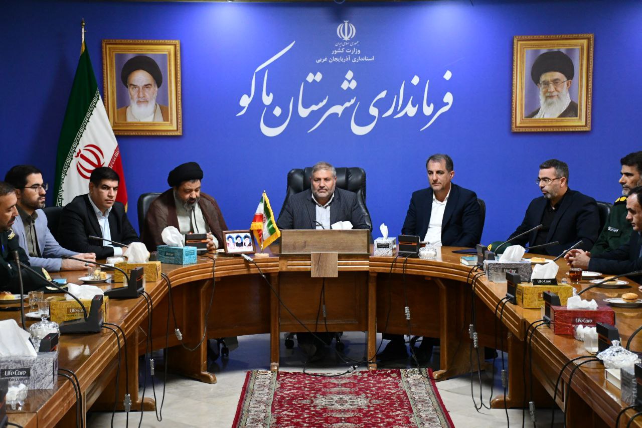 دیدار اعضای شورای اداری شهرستان ماکو و مدیرکل بنیاد مسکن انقلاب اسلامی استان آذربایجان غربی با نادر کاظمی فرماندار شهرستان به مناسبت تبریک هفته دولت