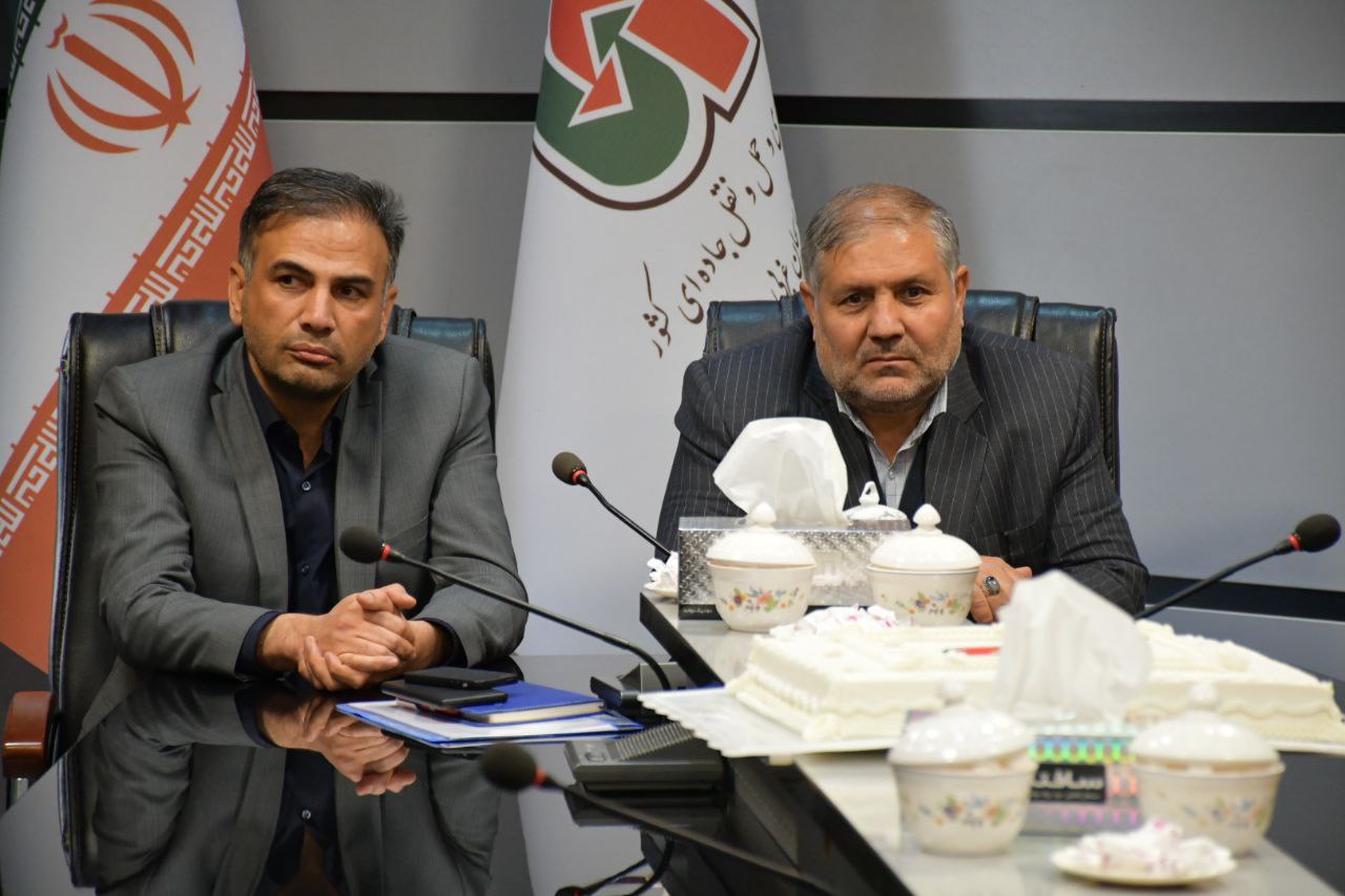 دیدار نادر کاظمی فرماندار شهرستان ماکو با کارکنان پایانه مرزی بازرگان جهت تبریک روز حمل و نقل