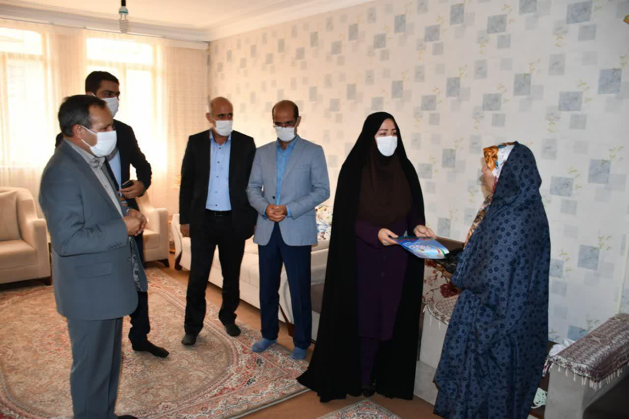 دیدار  خانم قربانی معاون برنامه ریزی و امور عمرانی فرمانداری بهمراه تعدادی از مسئولین ادارات با خانواده معظم شهید حسن اکبری