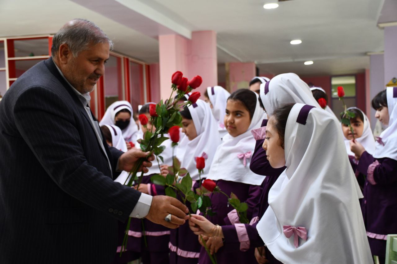 دیدار نادر کاظمی فرماندار شهرستان ماکو با کودکان عضو کانون پرورش فکری کودکان شهرستان ماکو به مناسبت هفته کودک