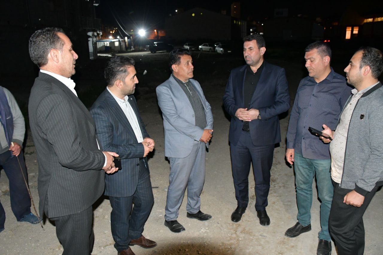 بازدید شبانه رامین موحدی فرماندار شهرستان ماکو از پروژه اقدام ملی مسکن شهر بازرگان و دیدار با مردم جهت بررسی مسائل و مشکلات