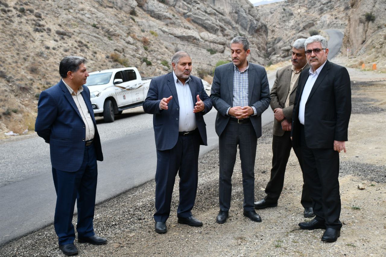 بازدید فرماندار شهرستان ماکو به همراه نماینده مردم منطقه در مجلس شورای اسلامی و مدیرکل راهداری و حمل و نقل جاده ای استان آذربایجان غربی از پروژه روکش آسفالت محور راه روستایی کشمش تپه تا بدولی آواجیق