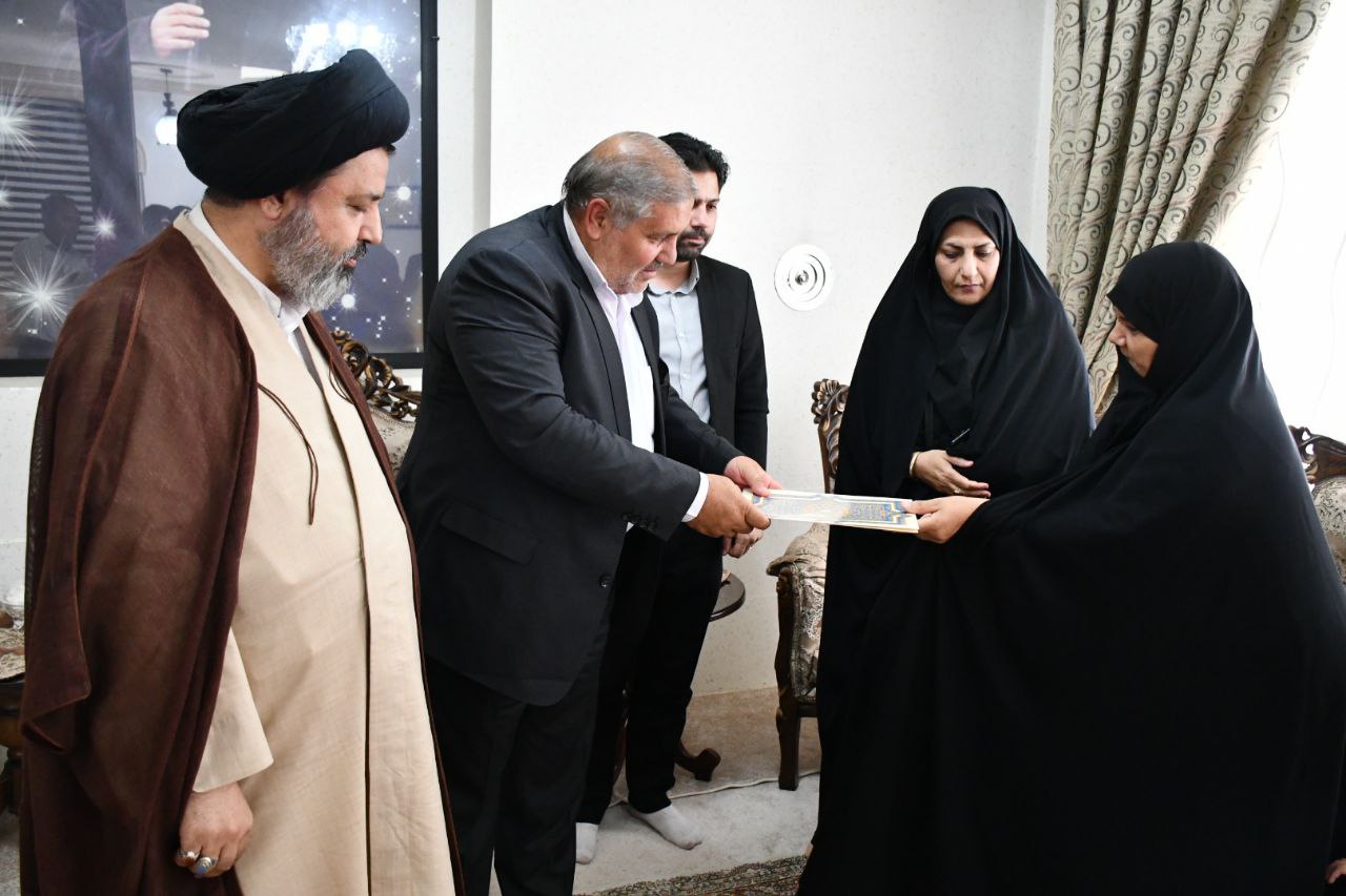 دیدار نادر کاظمی فرماندار شهرستان ماکو به همراه امام جمعه با خانواده شهید ناصر ثریا از شهدای اهل قلم به مناسبت روز قلم