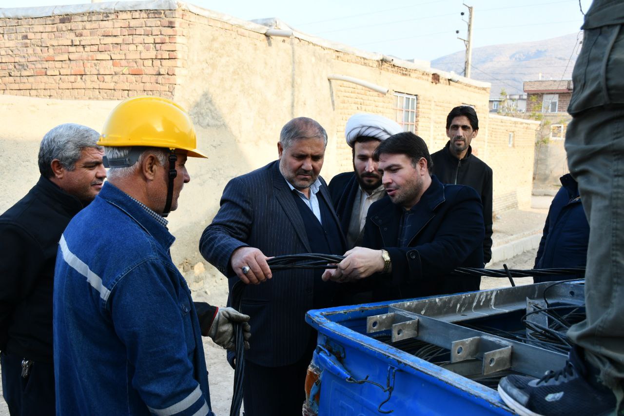 بازدید نادر کاظمی فرماندار شهرستان ماکو به همراه رئیس شرکت برق شهرستان از عملیات اجرایی طرح تبدیل شبکه سیمی توزیع برق روستای هندور به کابل خودنگهدار