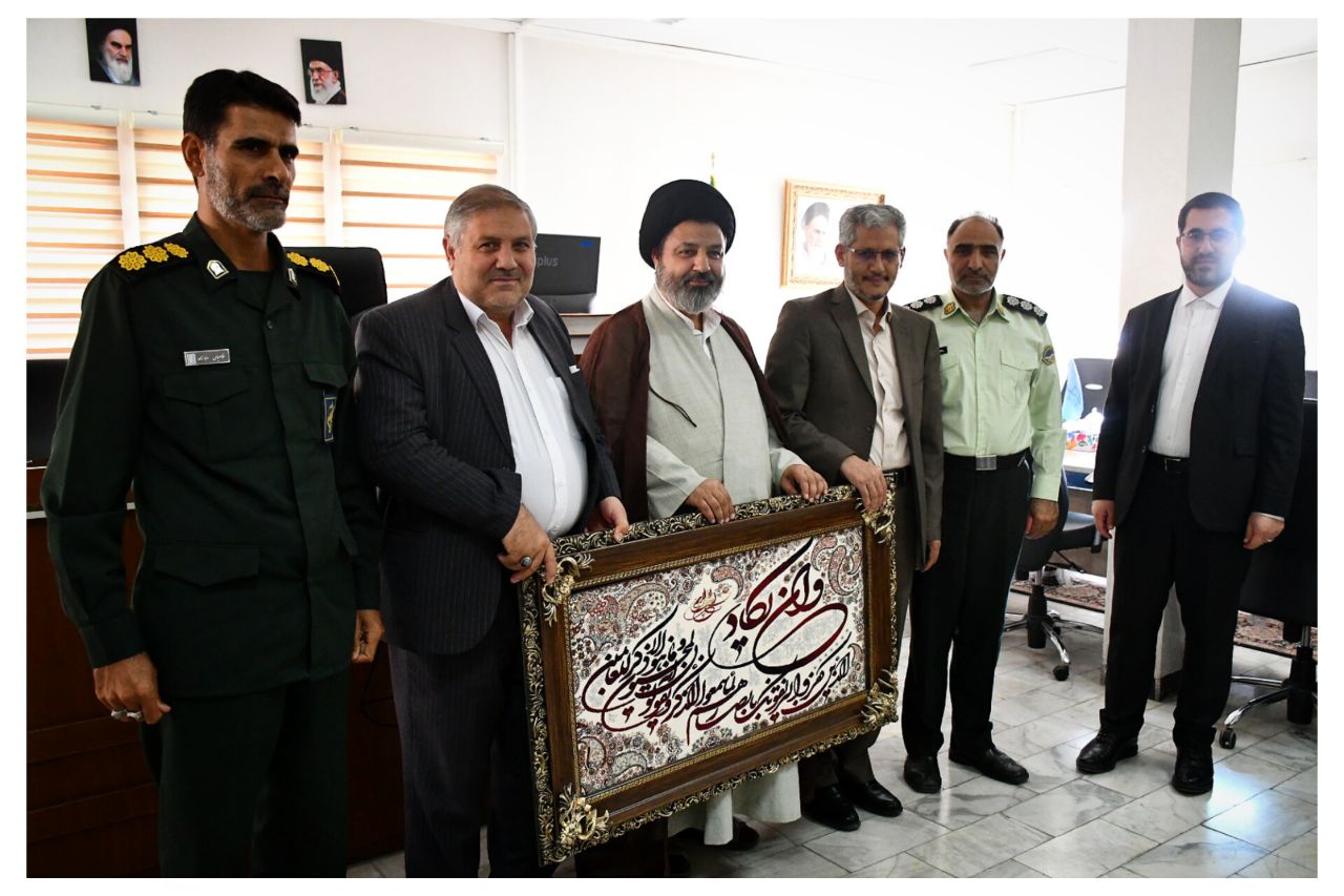 دیدار نادر کاظمی فرماندار و رئیس شورای تامین شهرستان ماکو به همراه امام جمعه و جمعی از اعضای شورای اداری با حسین جنگی جهت تبریک به عنوان رئیس جدید دادگستری شهرستان ماکو
