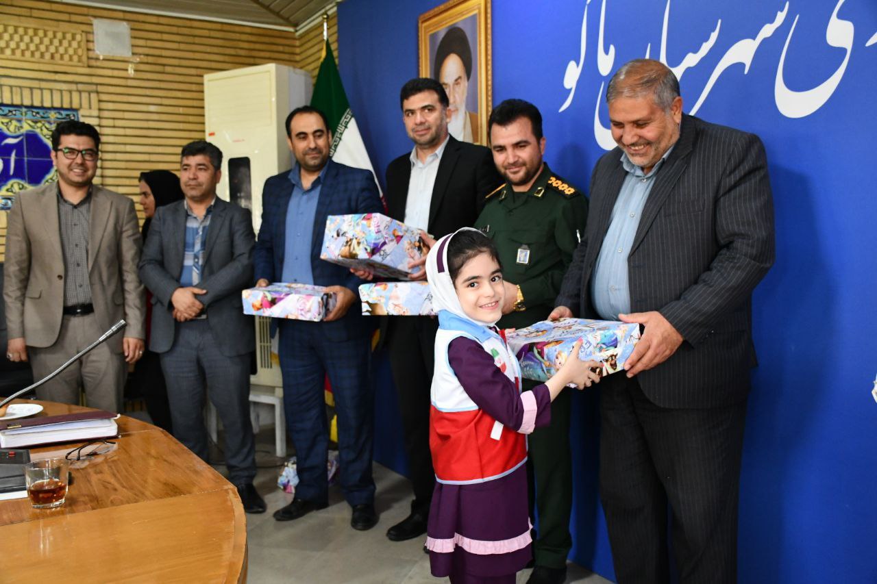 تجلیل نادر کاظمی فرماندار شهرستان ماکو از گروه سرود غنچه های هلال احمر شهرستان ماکو به مناسبت ولادت باسعادت حضرت معصومه ( س ) و روز دختر