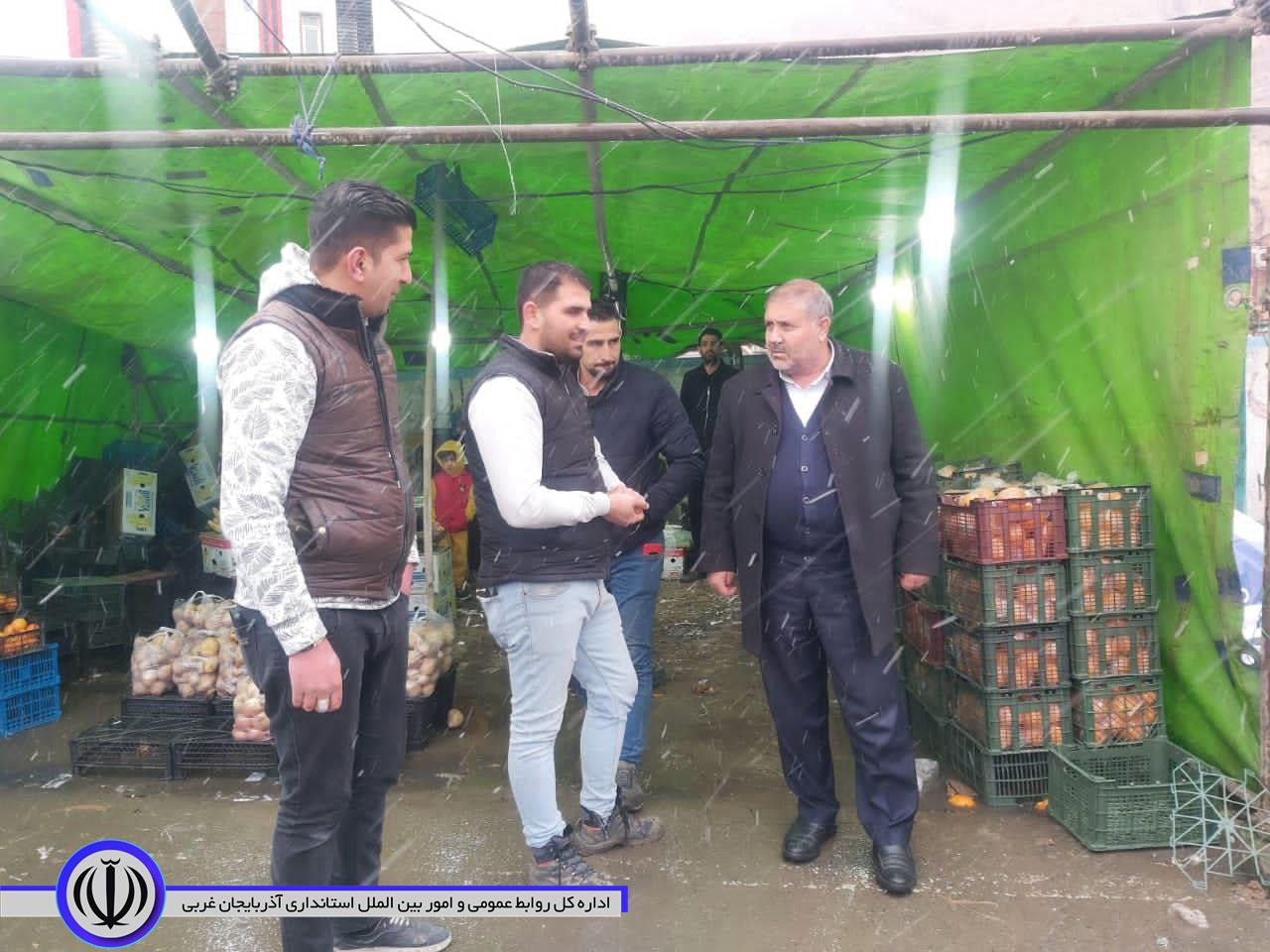 بازدید فرماندار شهرستان ماکو از محل های توزیع میوه ویژه شب عید در سطح شهرستان