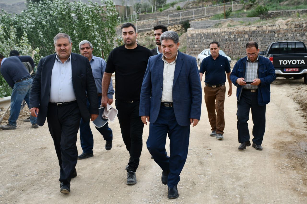 بازدید نادر کاظمی فرماندار شهرستان ماکو از عملیات زیرسازی راه روستای هندور جهت آماده سازی برای آسفالت ریزی