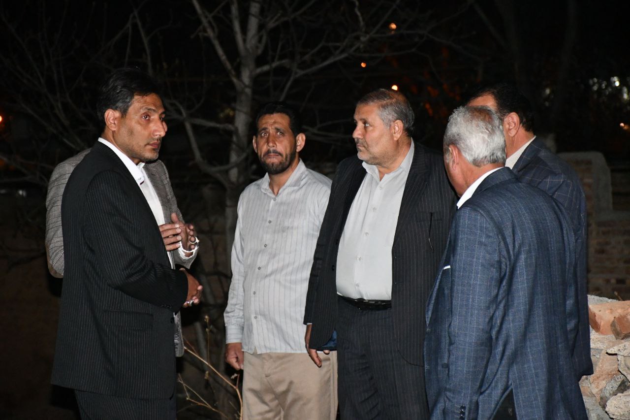 بازدید میدانی و شبانه نادر کاظمی فرماندار شهرستان ماکو به همراه بخشدار مرکزی از روستای قلعه جوق جهت بررسی مسائل و مشکلات روستائیان