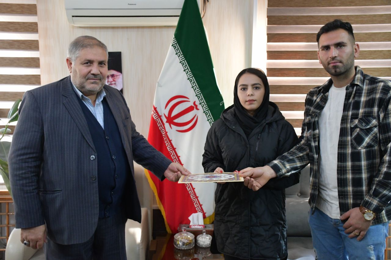 تجلیل نادر کاظمی فرماندار شهرستان ماکو از دو زوج دانشجوی دانشگاه آزاد اسلامی واحد بین الملل ماکو جهت ازدواج دانشجویی