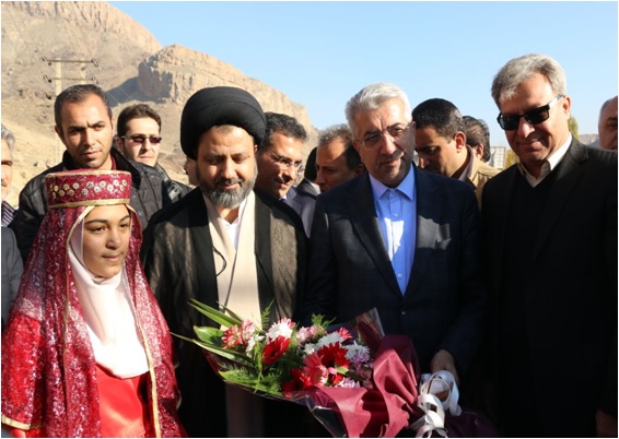با استقبال فرماندار و اعضای شورای اداری دکتر اردکانیان وزیر نیرو و نماینده ویژه رئیس جمهور وارد شهرستان ماکو شد.