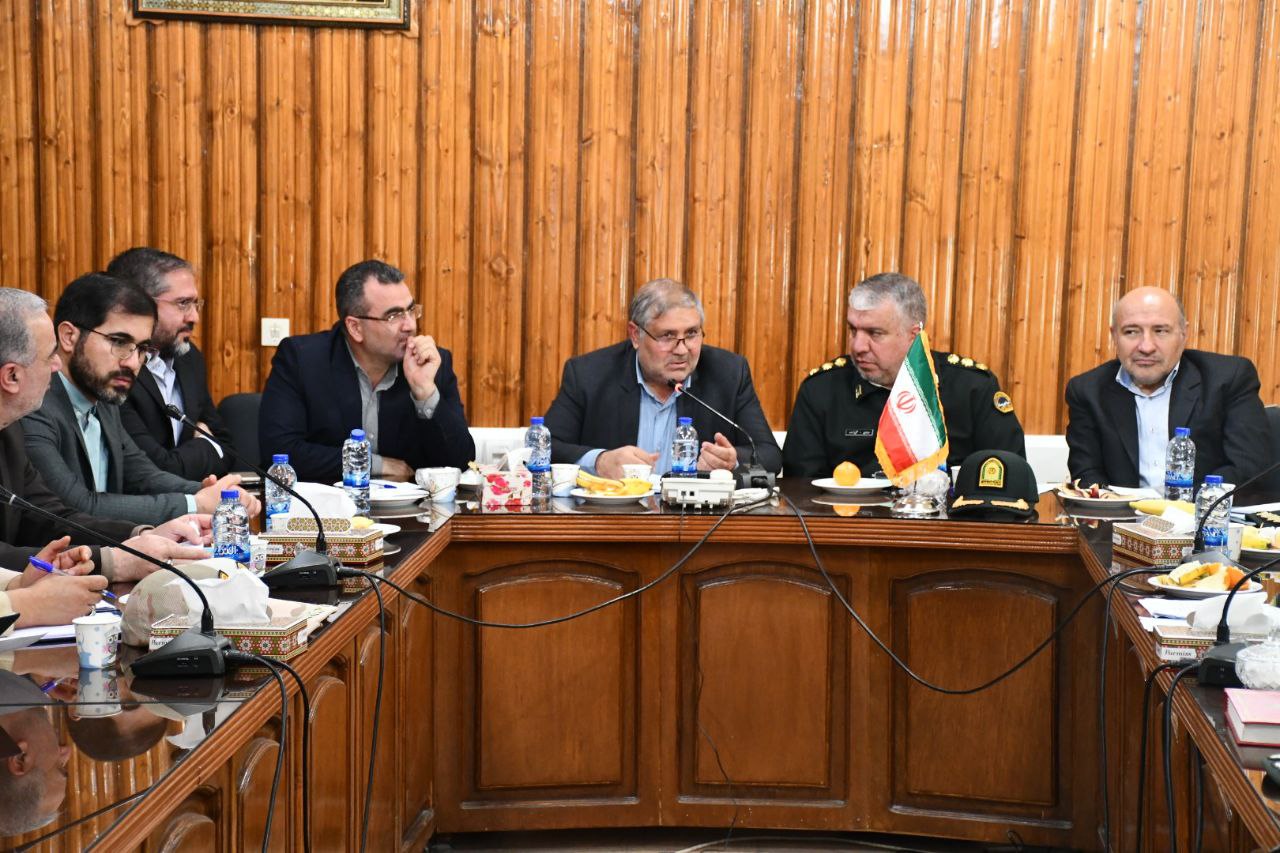 برگزاری جلسه بررسی مسائل و مشکلات مرز بازرگان با حضور سرهنگ غنی زاده جانشین انتظامی استان ، فرماندار شهرستان ماکو ، مدیرعامل سازمان منطقه آزاد ، دادستان شهرستان و جمعی از مسئولین در گمرک بازرگان