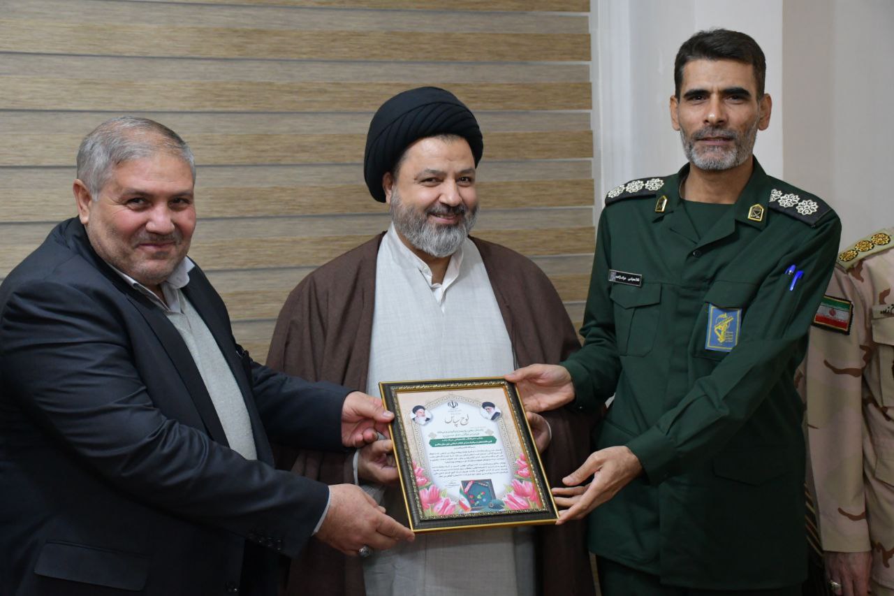 دیدار نادر کاظمی فرماندار شهرستان ماکو به همراه امام جمعه و اعضای شورای اداری با سرهنگ پاسدار غلامعباس مرادزاده فرمانده سپاه پاسداران انقلاب اسلامی ماکو