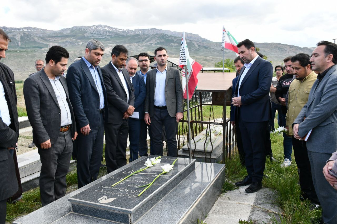 ادای احترام فرماندار شهرستان ماکو به مقام شامخ شهدای روستای کشمش تپه