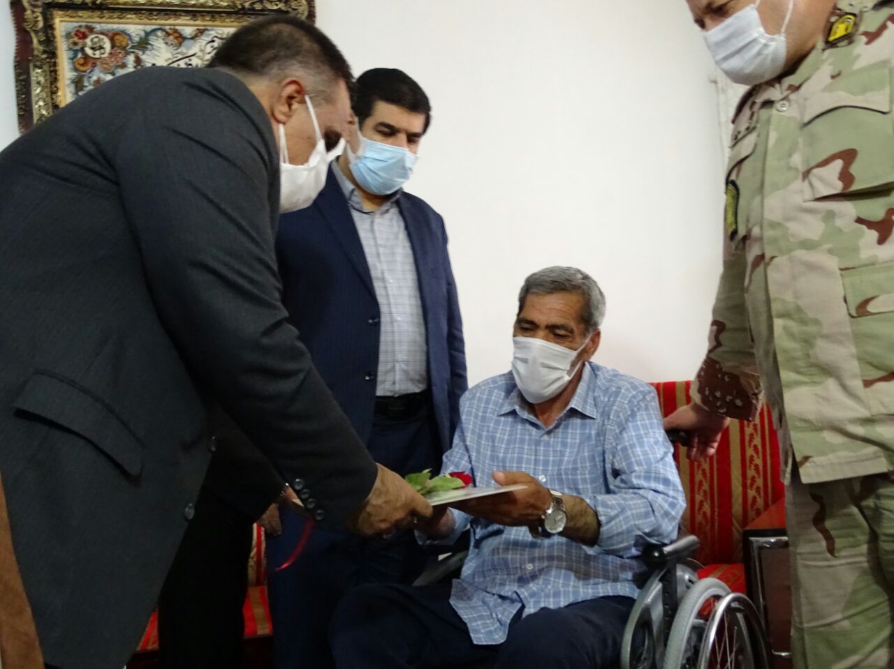 دیدار فرماندار شهرستان ماکو بهمراه امام جمعه و  اعضای شورای تامین شهرستان با جانباز ۷۰ درصد قربانعلی سلمان نژاد
