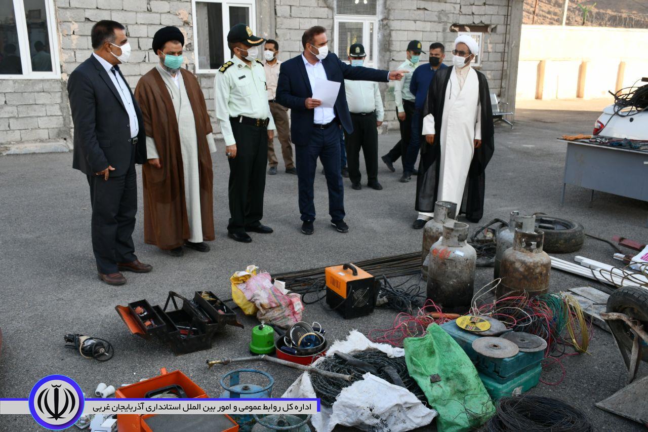 بازدید محمدی ایروانلو فرماندار شهرستان ماکو بهمراه امام جمعه و فرمانده انتظامی شهرستان از مکشوفات دایره مبارزه با سرقت پلیس آگاهی انتظامی شهرستان ماکو
