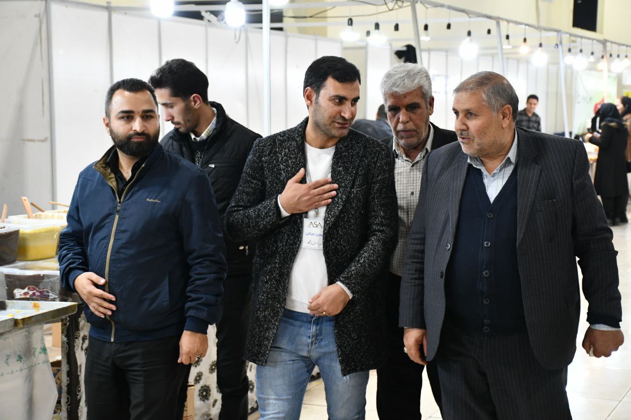 بازدید نادر کاظمی فرماندار شهرستان ماکو از نمایشگاه اقلام شب یلدا در محل نمایشگاه بین‌المللی منطقه آزاد ماکو