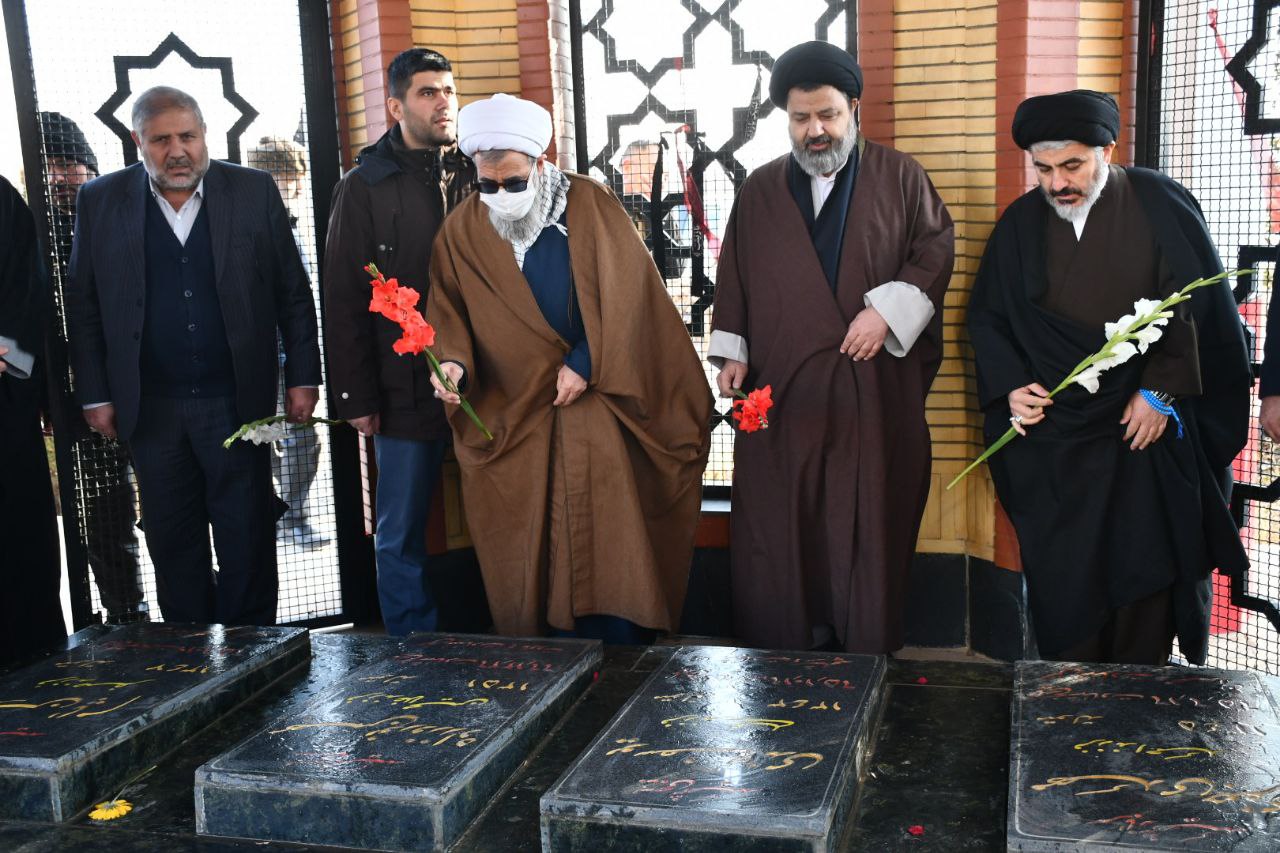 ادای احترام نماینده ولی فقیه در استان آذربایجان غربی به مقام شامخ شهدای روستای رند از توابع بخش مرکزی شهرستان ماکو