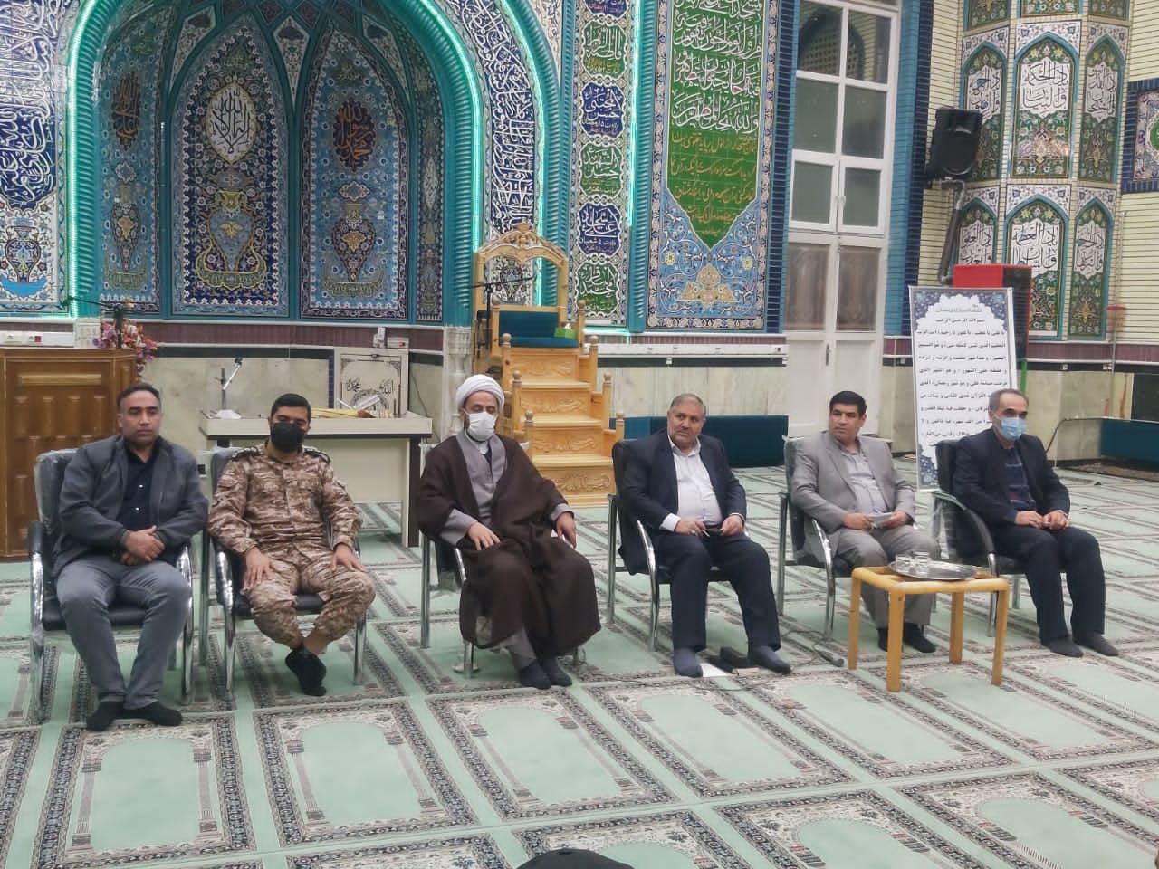 حضور نادر کاظمی فرماندار شهرستان ماکو بهمراه رئیس دادگستری بین نمازگزاران مسجد جامع شهر بازرگان