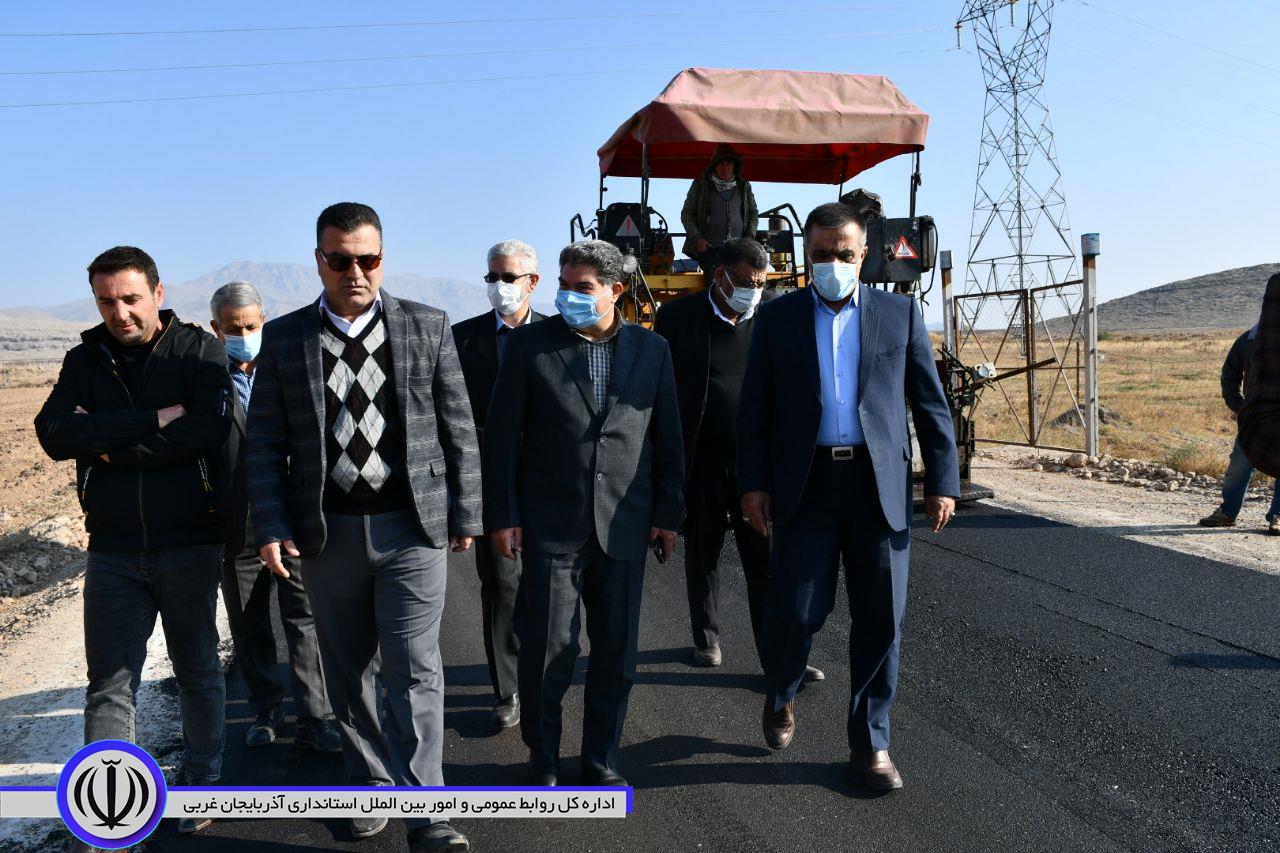 بازدید علی محمدی ایروانلو فرماندار شهرستان ماکو از عملیات آسفالت ریزی راه روستای ترکمه