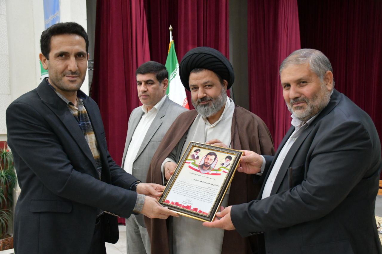 تجلیل نادر کاظمی فرماندار شهرستان ماکو از یوسف حاتمی شهردار شهر بازرگان در جلسه شورای اداری به مناسبت سالروز شهادت شهید مهدی باکری روز شهردار