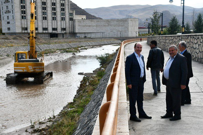 بازدید فرماندار شهرستان ماکو به همراه معاونت عمرانی سازمان منطقه آزاد از عملیات لایروبی رودخانه آواجیق چایی در محوطه پارک امام خمینی (ره) ماکو