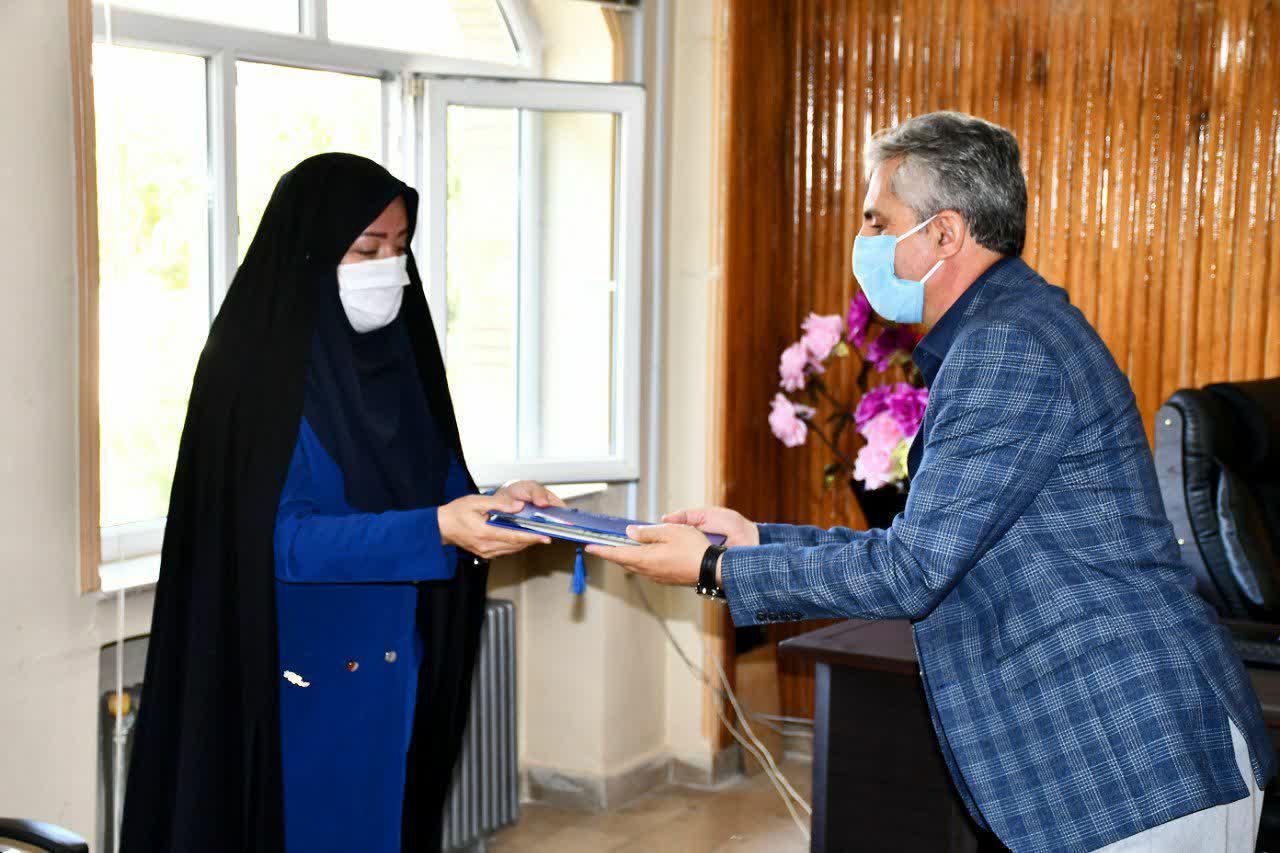 تجلیل دکتر صفرعلی زاده رئیس دانشگاه پیام نور مرکز ماکو از خانم قربانی معاون برنامه ریزی و امور عمرانی فرمانداری ماکو