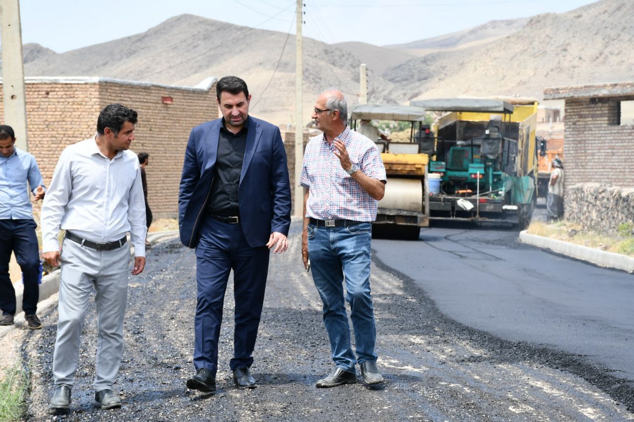 بازدید رامین موحدی فرماندار شهرستان ماکو از روند آسفالت ریزی معابر روستای جگن کرد توسط بنیاد مسکن به متراژ 3200 متر مربع