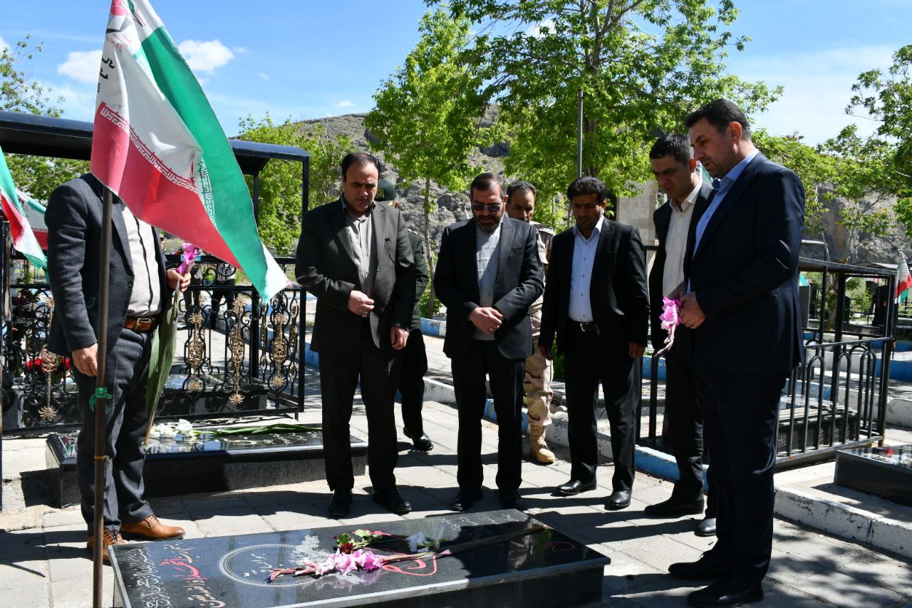 دکتر رامین موحدی فرماندار شهرستان ماکو صبح امروز جمعه به همراه جمعی از مسئولین با حضور در جوار مزار شهدا با آرمان‌های امام و شهدای گرانقدر انقلاب اسلامی تجدید میثاق نمود