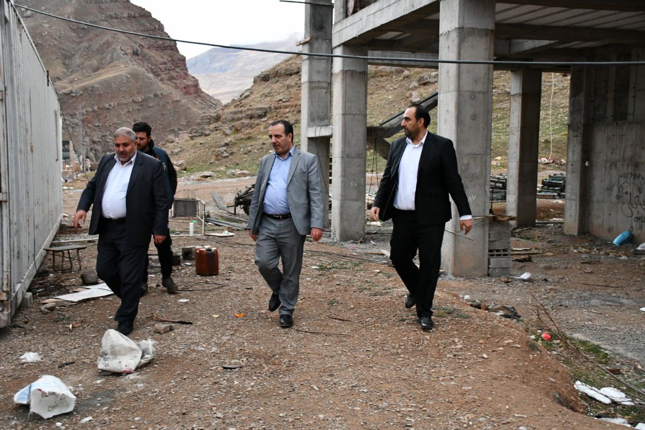 بازدید منصور میرزایی مدیرکل دفتر بازرسی ، مدیریت عملکرد و امور حقوقی استانداری آذربایجان غربی به همراه نادر کاظمی فرماندار شهرستان ماکو از عملیات اجرایی سالن ورزشی دو طبقه ورزشهای رزمی شهرستان ماکو