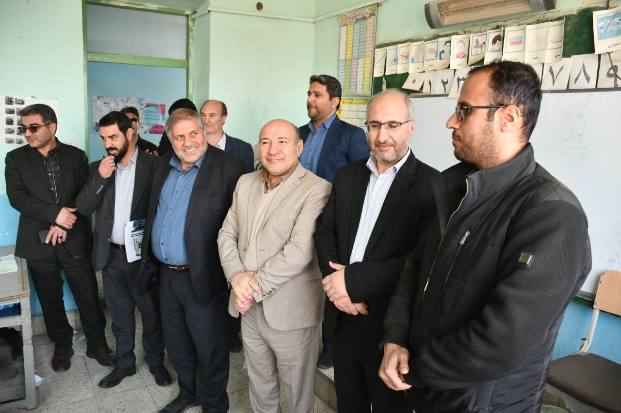 بازدید محبوبی مدیرکل بازرسی استان آذربایجان غربی به همراه فرماندار شهرستان ماکو و مدیرعامل سازمان منطقه آزاد از مدرسه روستای سوریک ماکو