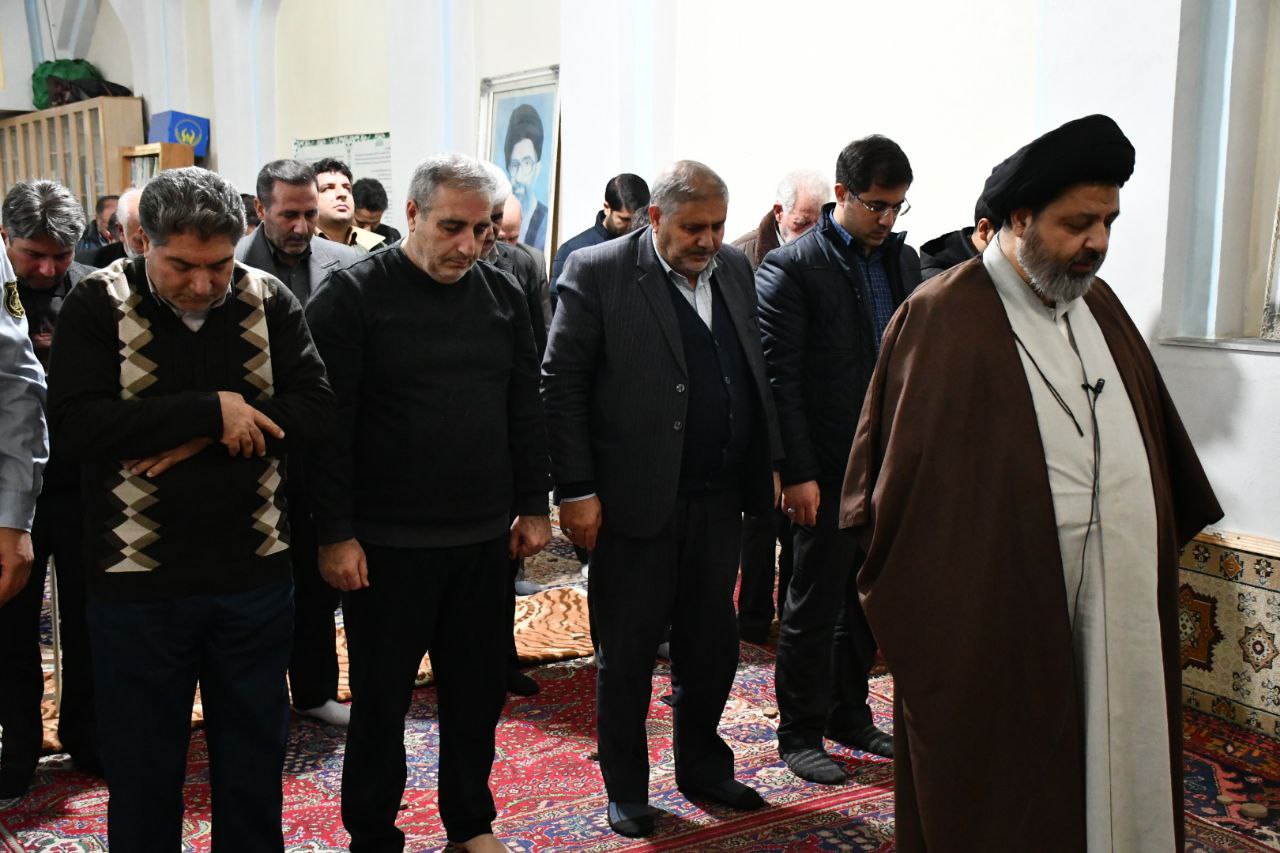 شرکت نادر کاظمی فرماندار شهرستان ماکو در نماز جماعت مغرب و عشا مسجد روستای قره تپه
