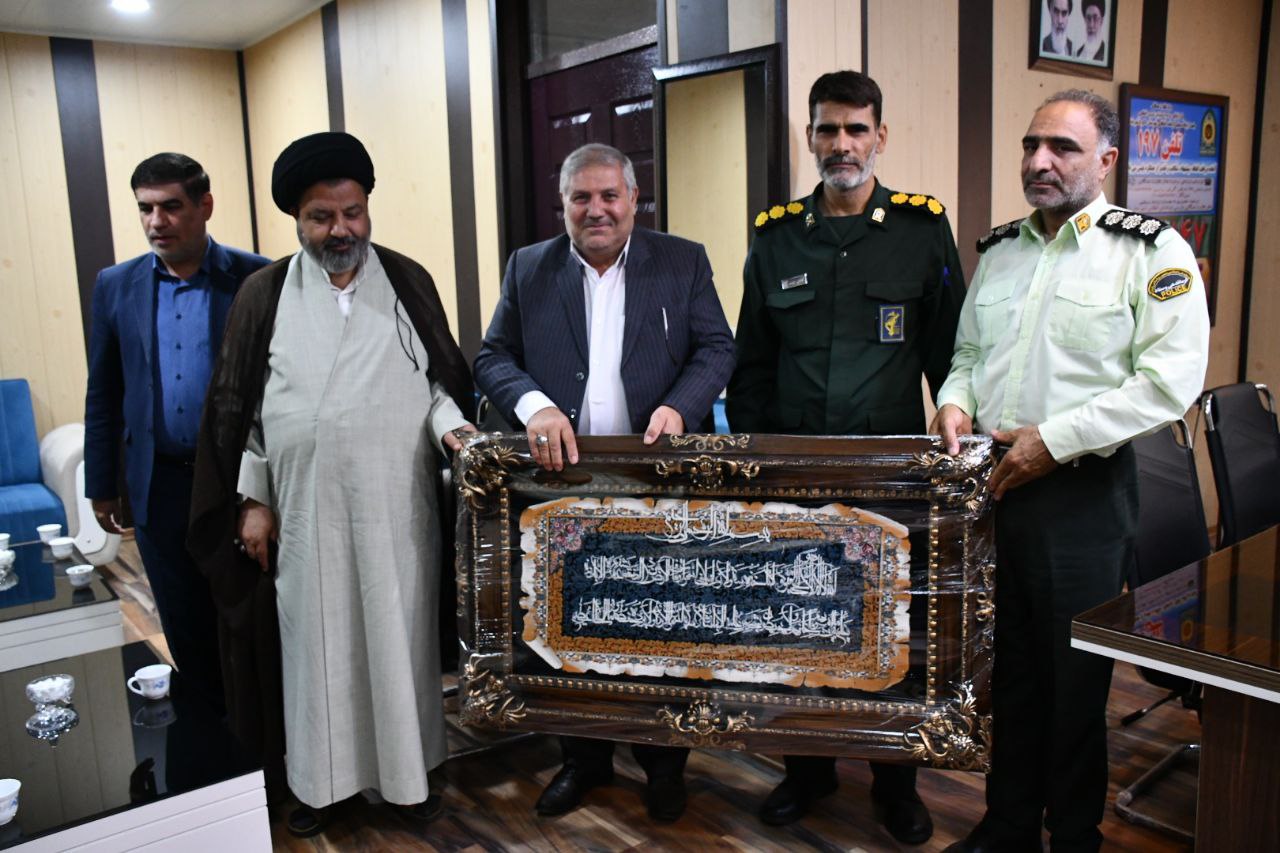 دیدار نادر کاظمی فرماندار شهرستان ماکو به همراه امام جمعه ، رئیس دادگستری و جمعی از اعضای شورای اداری شهرستان با سرهنگ فتح الهی جهت عرض تبریک بعنوان فرمانده جدید انتظامی شهرستان ماکو