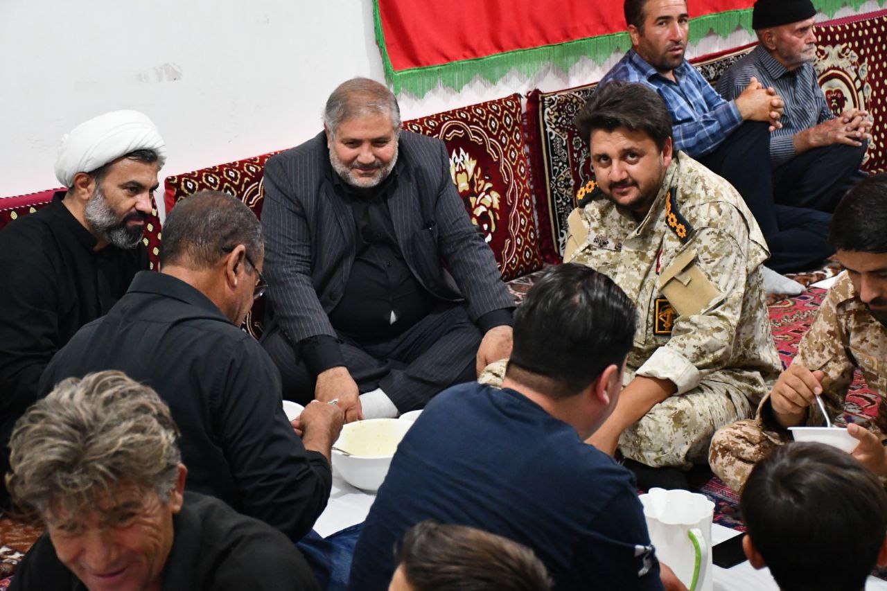 حضور نادر کاظمی فرماندار شهرستان ماکو به همراه رئیس اداره تبلیغات اسلامی در مراسم غذای نذری روستای قره تپه