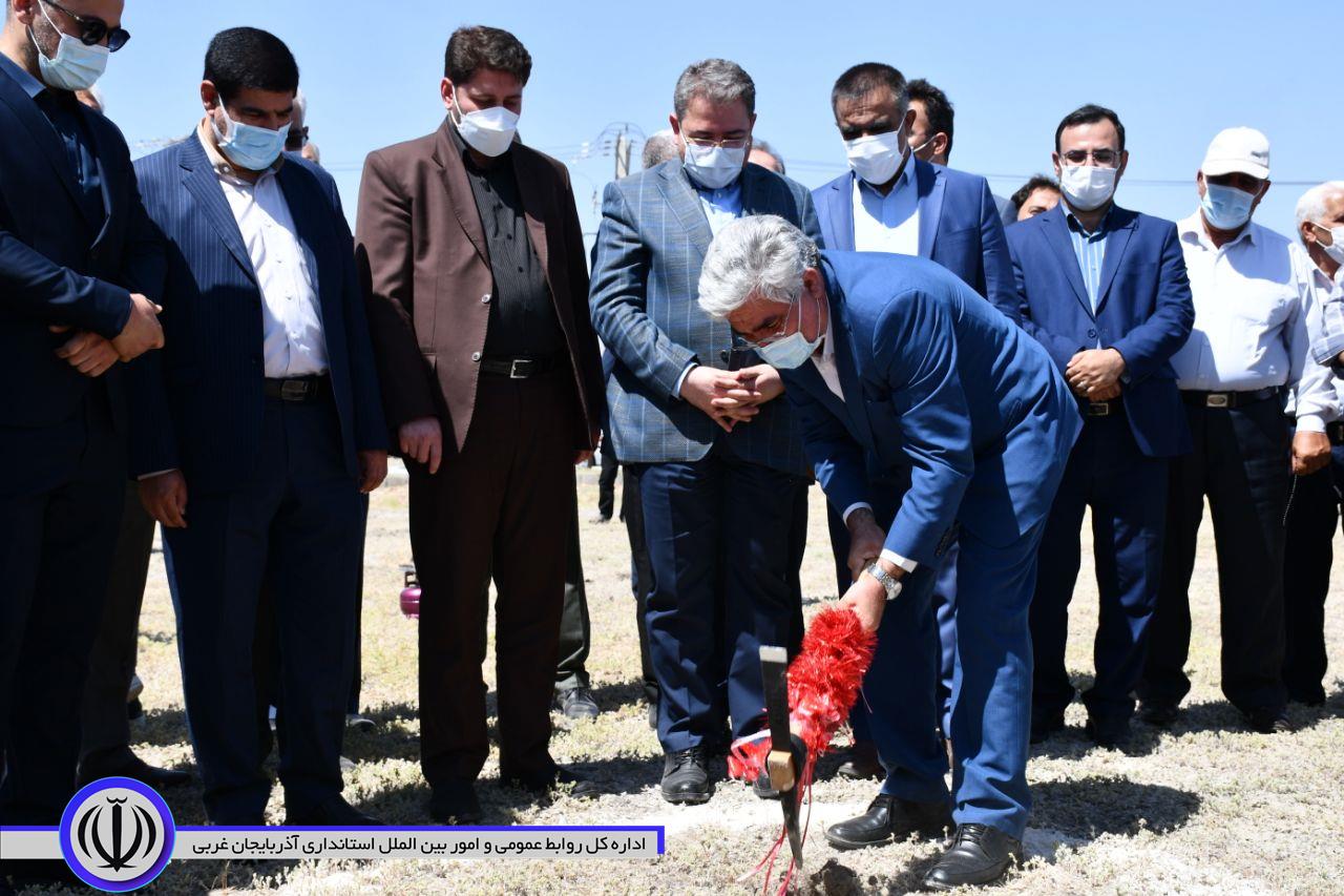 عملیات اجرایی پروژه شرکت پوشاک گستر برسام با حضور امام جمعه ، فرماندار شهرستان ماکو، نماینده مردم منطقه در مجلس شورای اسلامی، مدیرعامل سازمان منطقه آزاد ماکو و جمعی از مسئولان محلی آغاز شد