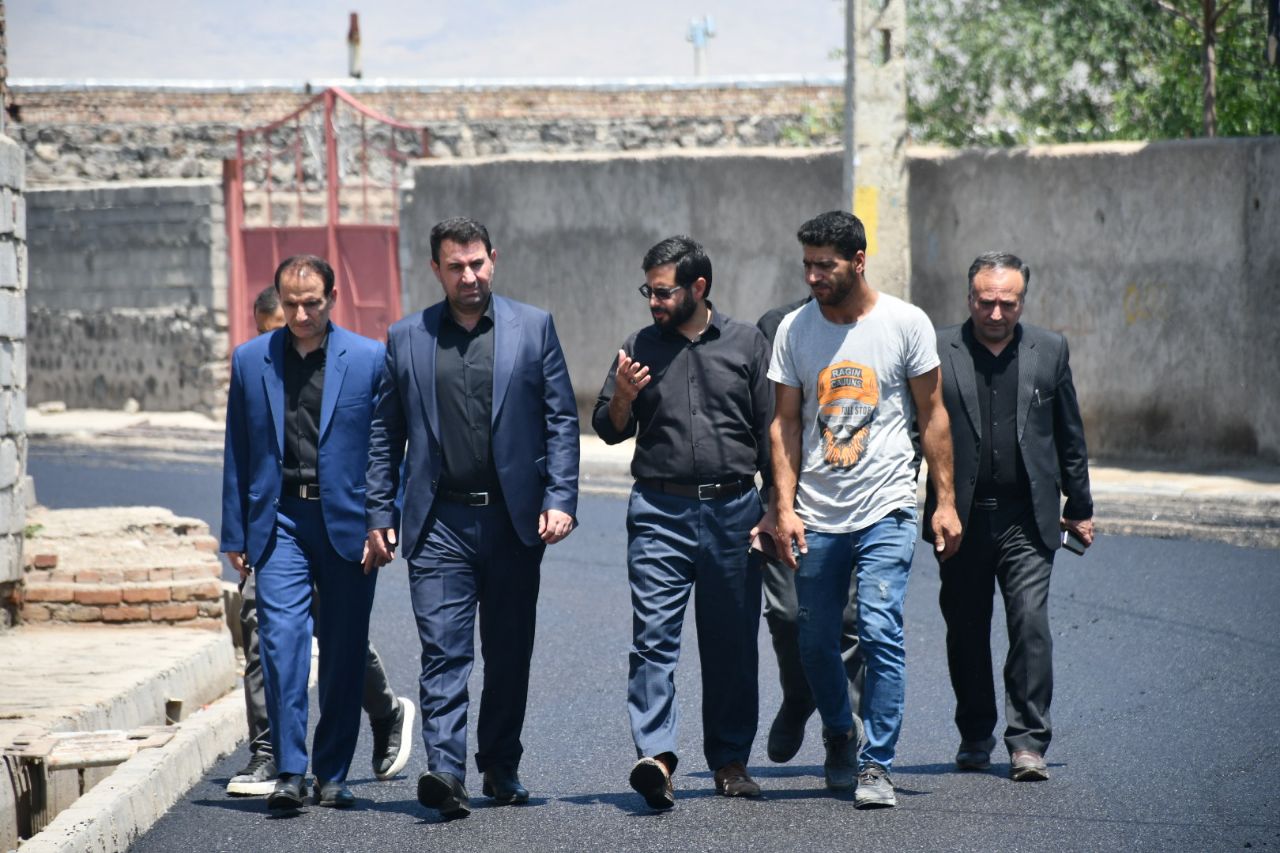 بازدید رامین موحدی فرماندار شهرستان ماکو از روند آسفالت ریزی معابر روستای میلان از توابع بخش بازرگان توسط بنیاد مسکن به متراژ 5000 متر مربع