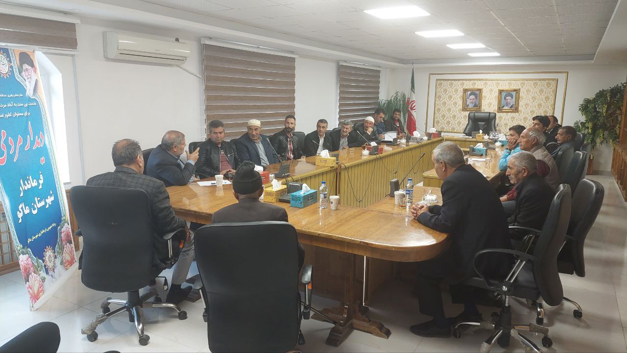 دیدار چهره به چهره نادر کاظمی ، فرماندار شهرستان ماکو با تعدادی از اقشار مختلف مردم
