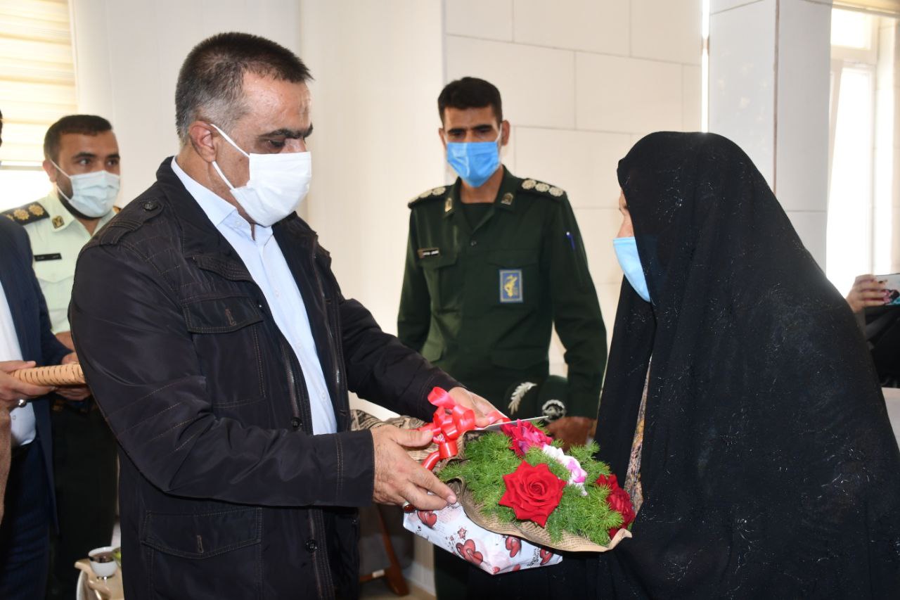 دیدار و تجلیل محمدی ایروانلو فرماندار شهرستان ماکو بهمراه امام جمعه و سایر مسئولین شهرستانی از مادر شهید والامقام اباذر عبدالله نژاد