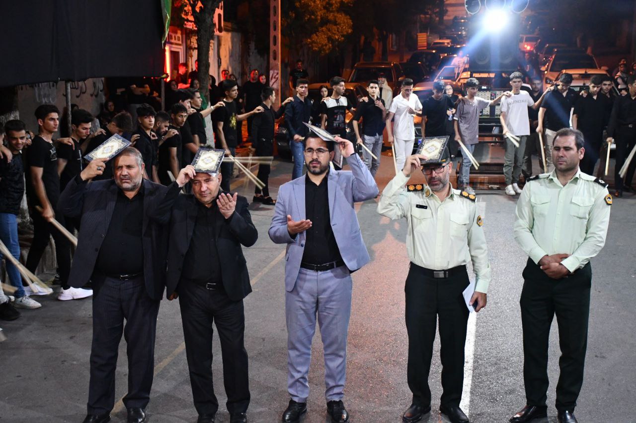 نادر کاظمی فرماندار شهرستان ماکو به همراه مدیرعامل سازمان منطقه آزاد و دادستان شهرستان ماکو با حضور در جمع عزاداران هیئت عزاداری جواد الائمه ماکو به عزاداری سید و سالار شهیدان پرداختند