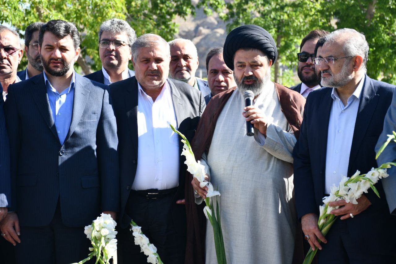 ادای احترام سید محمد حسینی معاون امور مجلس رئیس جمهور، عبدالملکی مشاور رئیس و دبیر شورای عالی مناطق آزاد ، کرمی معاون هماهنگی امور اقتصادی استاندار آذربایجان غربی به مقام شامخ شهدای شهرستان ماکو