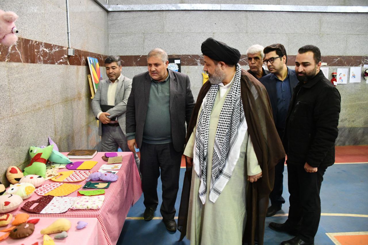 بازدید نادر کاظمی فرماندار شهرستان ماکو به همراه امام جمعه و مسئولین شهرستانی از آثار دستی دانش آموزان مدرسه استثنائی امید ماکو به مناسبت گرامیداشت روز جهانی معلولین