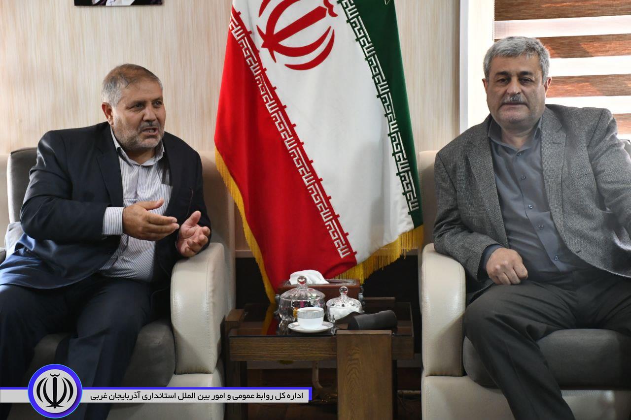 دیدار مهندس جعفر صادقی پور رئیس نظارت بر ساخت راه های روستایی و فرعی اداره کل راهداری و حمل و نقل جاده ای استان آذربایجان غربی با نادر کاظمی فرماندار شهرستان ماکو