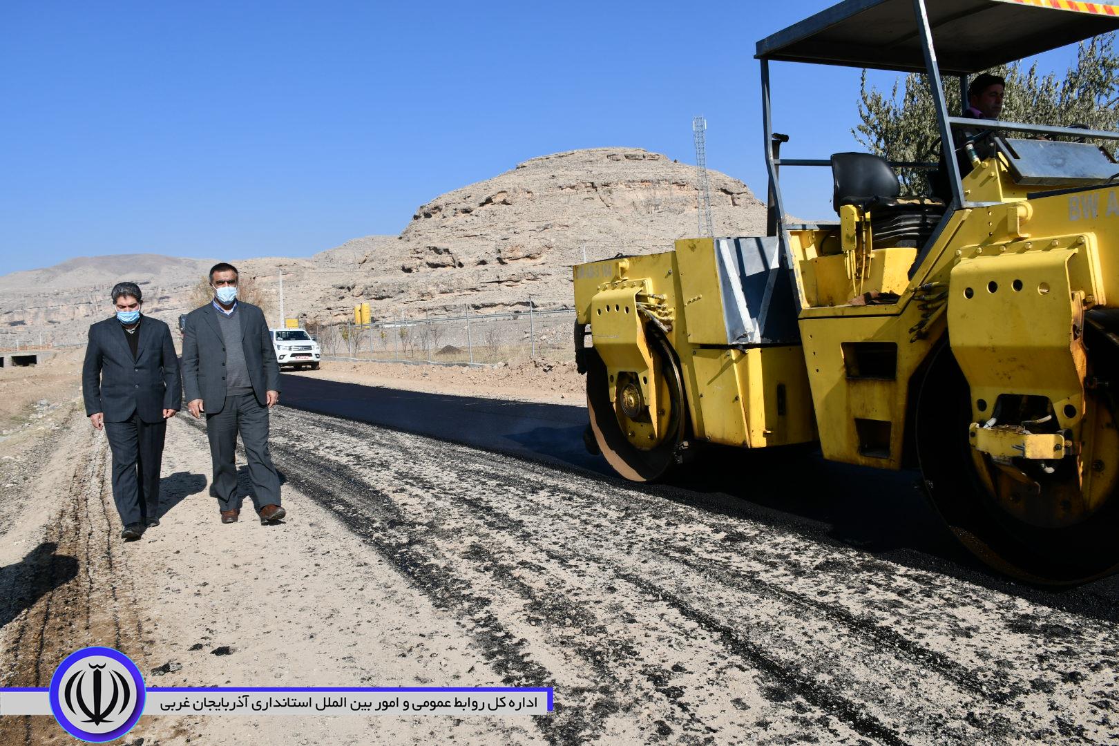بازدید فرماندار شهرستان ماکو از عملیات آسفالت ریزی راه روستای علی آباد رند