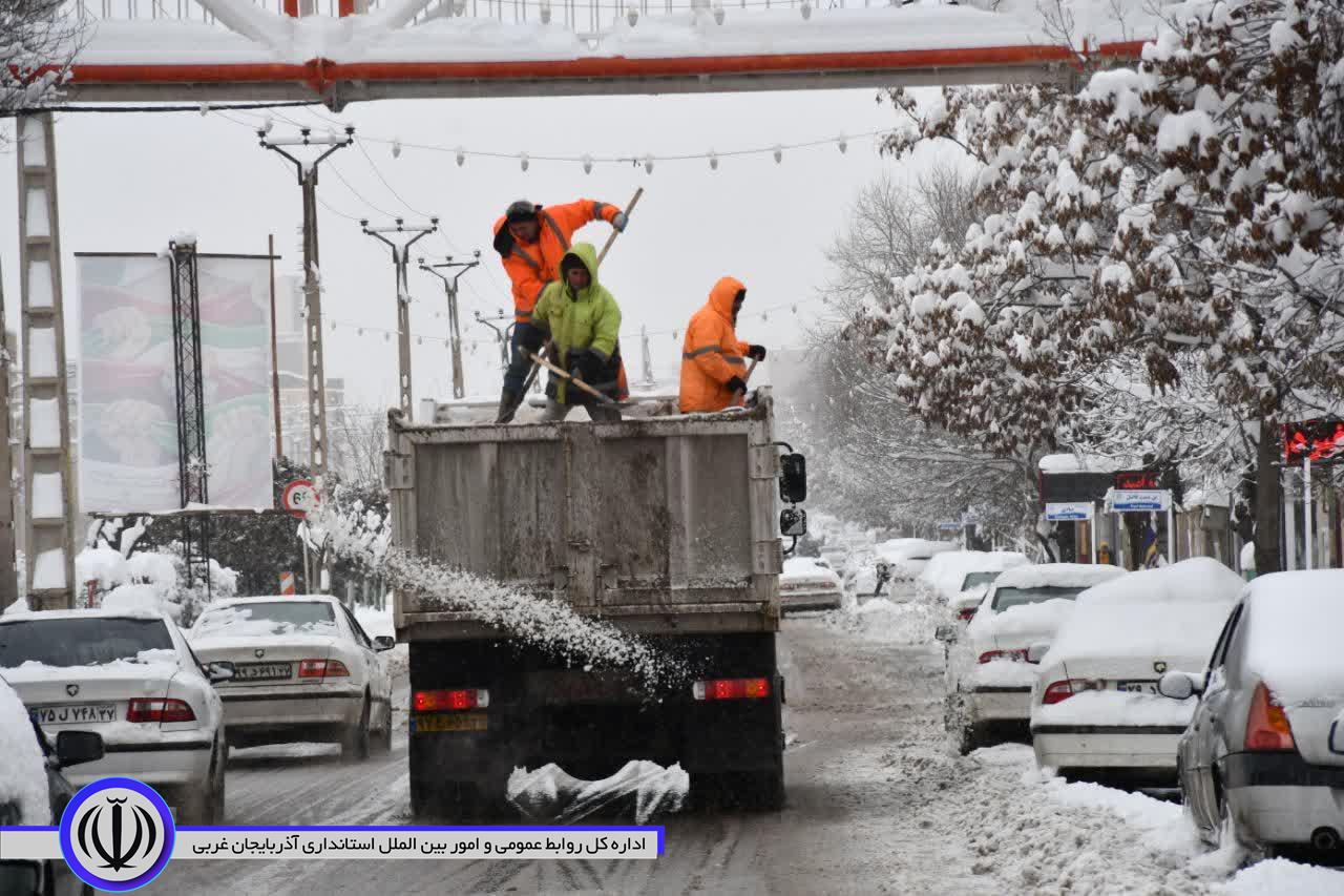 تلاش پرسنل شهرداری ماکو جهت بازگشایی معابر شهر و ماکو