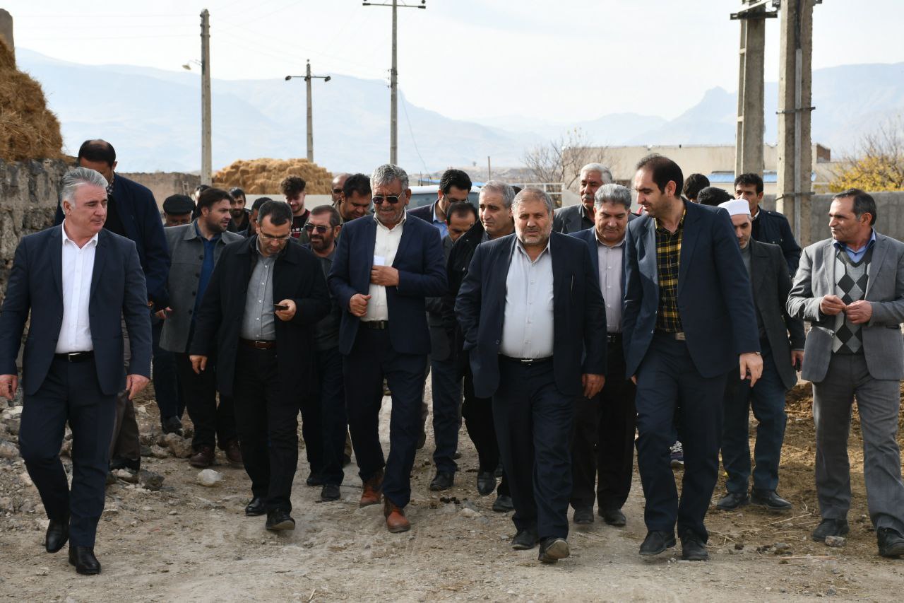 ملاقات مردمی و چهره به چهره نادر کاظمی فرماندار شهرستان ماکو با مردم روستای حسو شیری از توابع بخش بازرگان