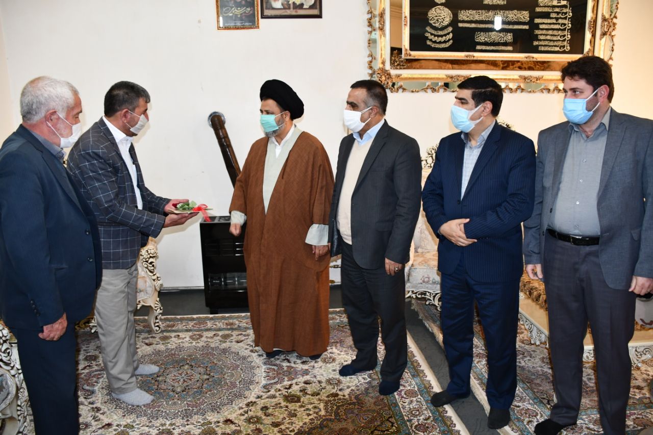 دیدار فرماندار شهرستان ماکو بهمراه امام جمعه و  اعضای شورای تامین شهرستان با جانباز ۷۰ درصد بایرام سلطانی